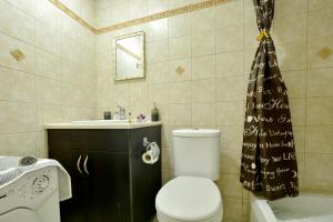 A bathroom at Studio in Corfu town Még 16 kép