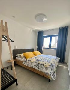 En eller flere senge i et værelse på Luxury BEACH VILLA VIR / apartments