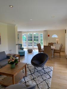 a living room with a couch and a table at Ferienhaus Honigklee im Lüüvhoog in Keitum