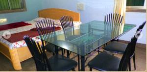 jadalnia ze szklanym stołem i krzesłami w obiekcie Nanndi Holiday stay w mieście Kīhīm