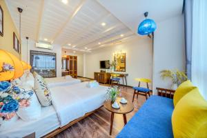 Son Trang Hotel Hoi An في هوي ان: غرفة معيشة مع أريكة بيضاء وطاولة