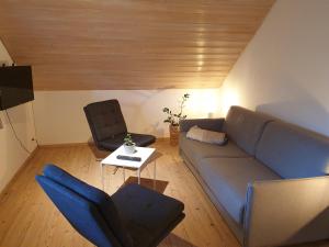 sala de estar con sofá y mesa en Gästehaus Bartlehof, en Schluchsee