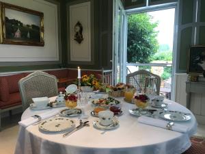 Um restaurante ou outro lugar para comer em Bed & Breakfast mit Charme- Aux2platanes- Außergewöhnlich schön am Bodensee