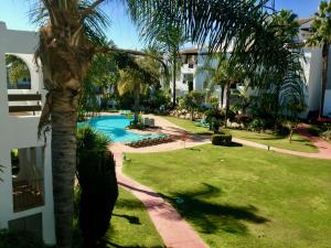 Bazén v ubytovaní Exceptional Beachfront Complex with Pool in Costalita, Estepona alebo v jeho blízkosti