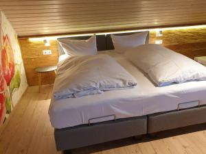 Postel nebo postele na pokoji v ubytování Landhotel Bartlehof