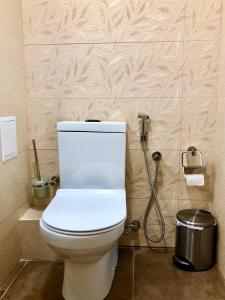 La salle de bains est pourvue d'une douche et de toilettes. dans l'établissement Art Green Boutique Hotel, à Varna