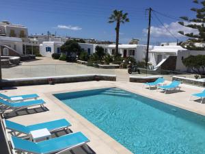 格拉斯托斯Diogenis Village Mykonos的带躺椅的游泳池和游泳池
