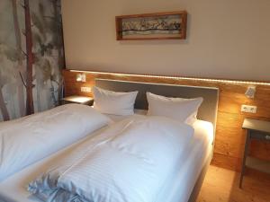 Postel nebo postele na pokoji v ubytování Landhotel Bartlehof