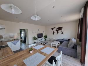TV a/nebo společenská místnost v ubytování HIGH STREET APARTMAN