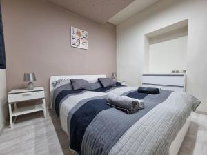 A bed or beds in a room at HIGH STREET APARTMAN