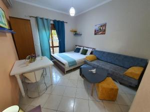 都拉斯My Apartments Durres的带沙发和床的客厅
