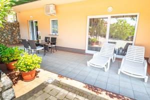 Gallery image of Apartments Sandra in Kornić