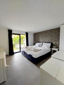Un dormitorio con una cama grande y una ventana en MORE Podgora Luxury Design Apartment, en Podgora