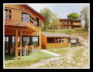 a wooden house with a picnic table in front of it at Cabana Campus Caffe - Camere Individuale in Sările