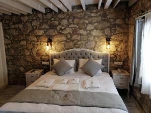a bedroom with a bed with towels on it at kaktüshan otel in Alaçatı