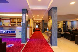 alfombra roja en medio del vestíbulo del hotel en Turkuaz Hotel, en Büyükçekmece