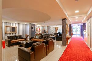 sala de estar con muebles de cuero y alfombra roja en Turkuaz Hotel, en Büyükçekmece