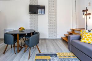 sala de estar con mesa y sofá azul en ORCHIDEE-7min aéroport Paris Orly-Arrivée autonome-Wifi et parking gratuit en Orly