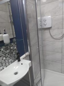 Vannituba majutusasutuses Tess's Guest House R95K6N1 This Property is unsuitable for children under 12 years old