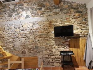 TV a/nebo společenská místnost v ubytování Le Rebois
