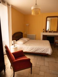 Un pat sau paturi într-o cameră la GITE Les Aubues