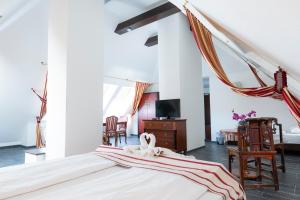 una camera da letto con un letto grande e una TV di Hotel Astoria am Urachplatz a Stoccarda
