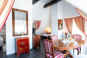 a dining room with a table and a mirror at Hotel Astoria am Urachplatz in Stuttgart