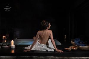 une femme en robe blanche assise dans une baignoire dans l'établissement Argo Boutique Hotel, à Naxos Chora