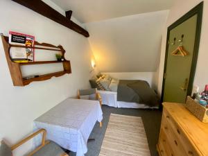 um pequeno quarto com uma cama e uma mesa em Borgdal em Silkeborg