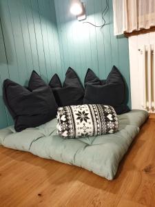 eine Couch mit Kissen darüber in der Unterkunft Bi de Furre in Reckingen - Gluringen