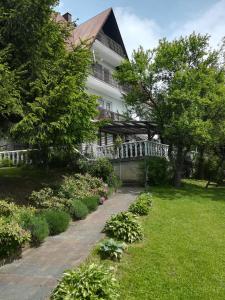 una casa con una pasarela frente a un patio en Willa Tiramisu en Szczawnica