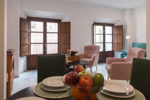 salon ze stołem i miską owoców w obiekcie Home Francos 22. w Sewilli
