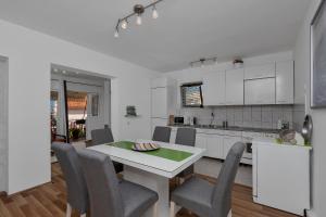 Kuchyň nebo kuchyňský kout v ubytování Apartment Sabina