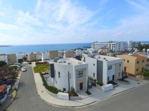 - une vue aérienne sur une ville avec des bâtiments et l'océan dans l'établissement Villa Oniron, à Coral Bay