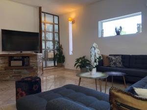 TV a/nebo společenská místnost v ubytování Les 5 Arches - Adult Only