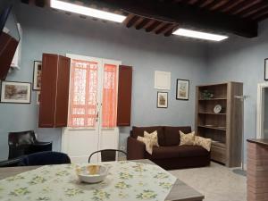 een woonkamer met een bank en een tafel bij La grotta nel borgo in Roccastrada