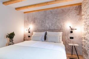 Кровать или кровати в номере Amoretta rooms