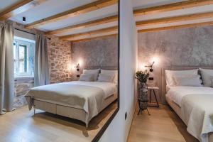 Кровать или кровати в номере Amoretta rooms