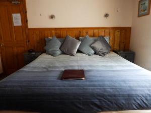 a bed with a laptop sitting on top of it at Crab pot cottage in Flamborough