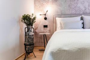 Кровать или кровати в номере Amoretta rooms