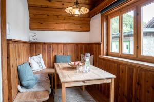 een houten kamer met een houten tafel en stoelen bij Family Hideaway mit Baby- und Kleinkindausstattung in Hallstatt