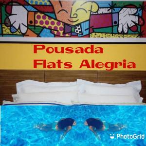 2 Personen schwimmen in einem Pool in einem Hotelzimmer in der Unterkunft Pousada Flats Alegria in Olímpia