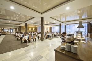 a large dining room with tables and chairs at Hotel SOREA URÁN in Tatranská Lomnica