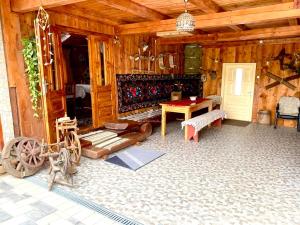 Habitación con cabina de madera con mesa y bancos en Casa Agroturistica Tarancuta din Vatra Moldovitei, en Vatra Moldoviţei