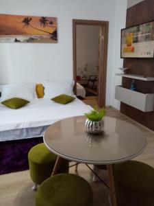 a bedroom with a bed and a table and chairs at Body Residence in Mamaia Nord