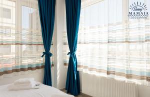 En eller flere senge i et værelse på Astoria Apartment by Sunny Mamaia