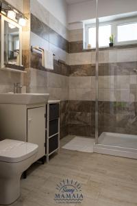 Et badeværelse på Astoria Apartment by Sunny Mamaia + 29 billeder