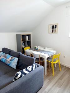een woonkamer met een bank en een tafel bij Sorelle apartment in Korčula