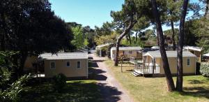 una fila de cabañas en un parque de caravanas en Camping Le Puits de l'Auture en Saint-Palais-sur-Mer