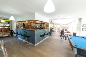 ein Restaurant mit Billardtisch und Bar in der Unterkunft Camping Les Vernieres La Bourboule Sancy in La Bourboule